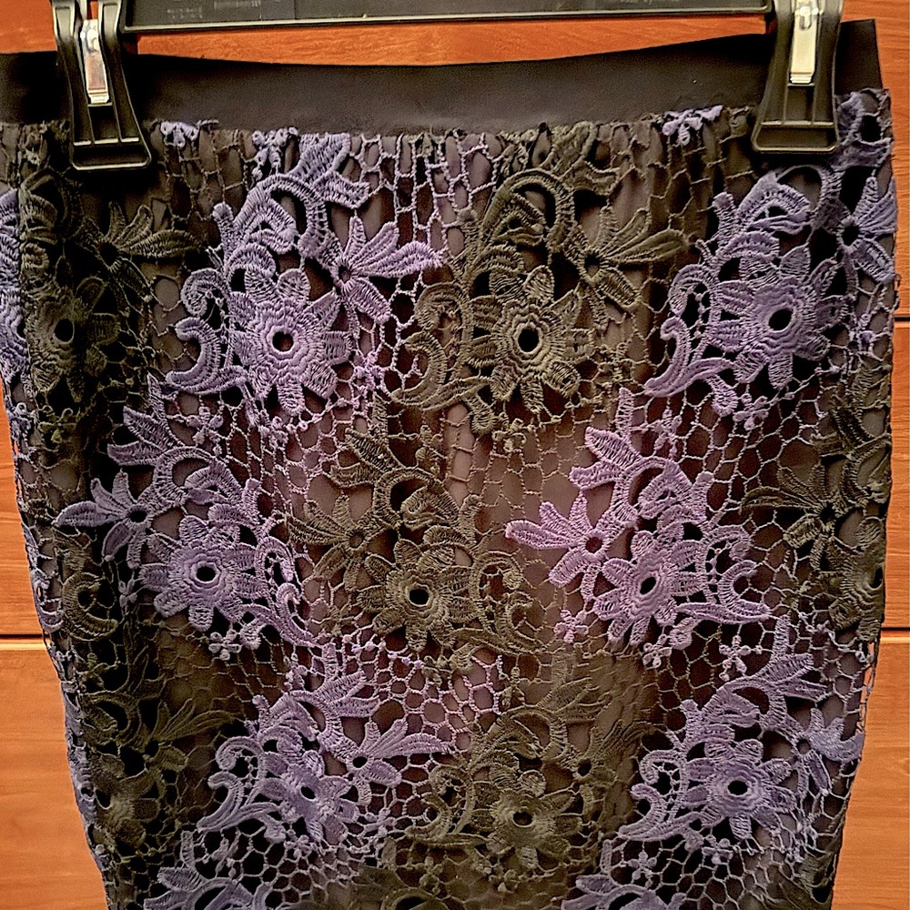Zip side elastic waist all over lace skirt